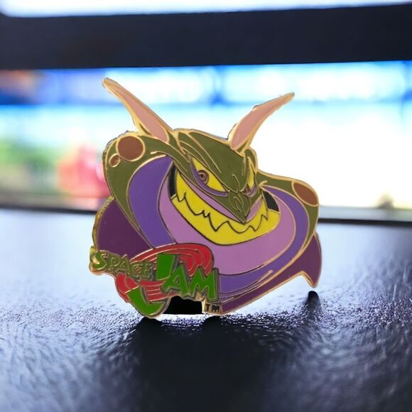 Space Jam Alien Villain Pin Wincraft Vintage 1996 Enameled Gold Tone Warner Bros - Picture 1 of 12